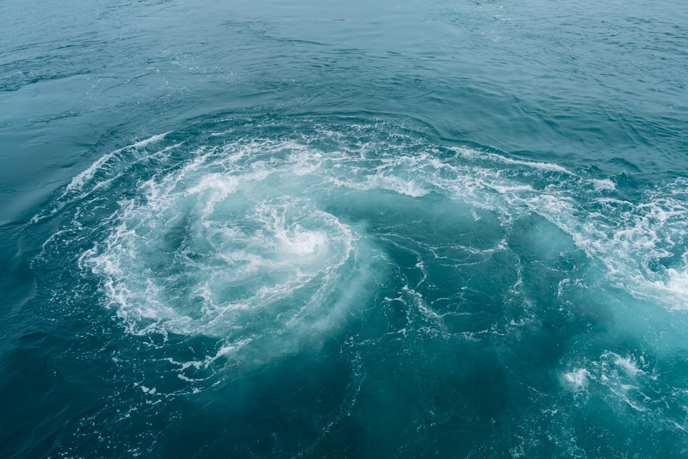 Onde dell'oceano che si infrangono sulla riva durante il giorno