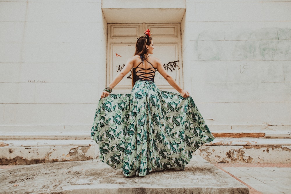 Frau in grün-weißem Blumenschlauchkleid