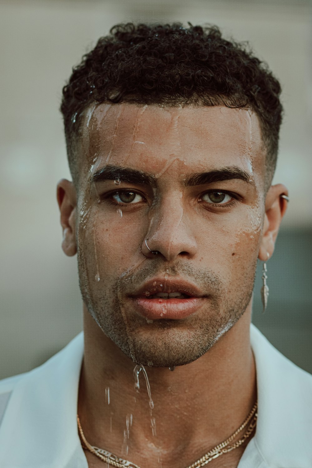 homme en chemise blanche portant un collier en argent