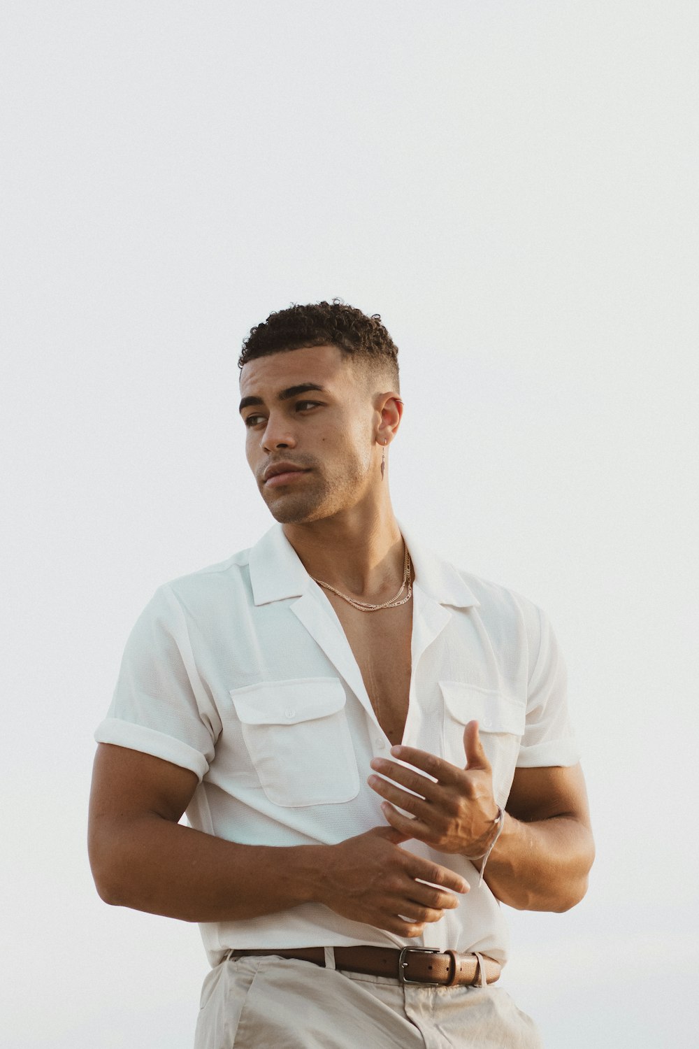 Hombre con camiseta blanca abotonada