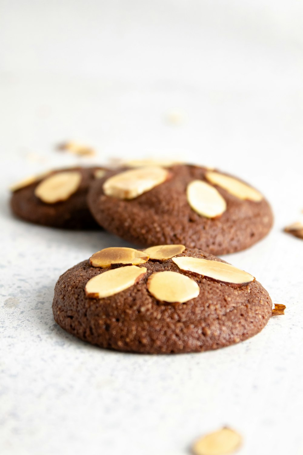 biscoitos castanhos na superfície branca