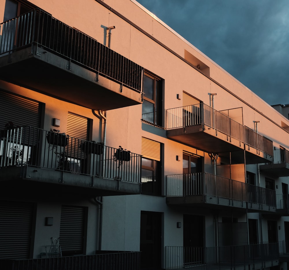 Edificio de hormigón blanco y marrón bajo el cielo azul durante el día