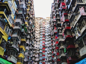 concentration d'immeubles et d'habitats les uns sur les autres sans espace vert, suffocation