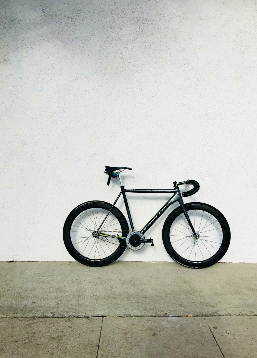 Bicicleta urbana negra y gris