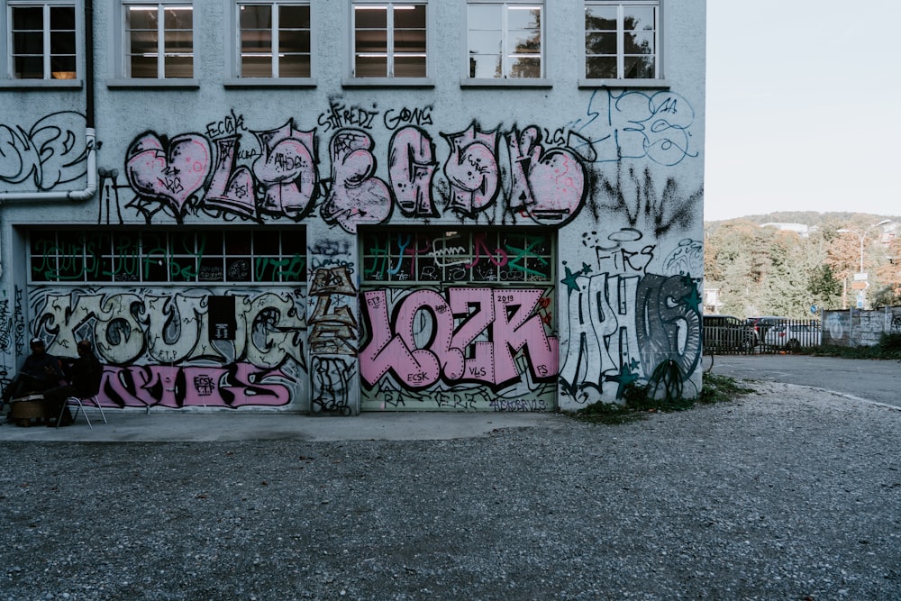 parede pintada de branco e roxo com grafite