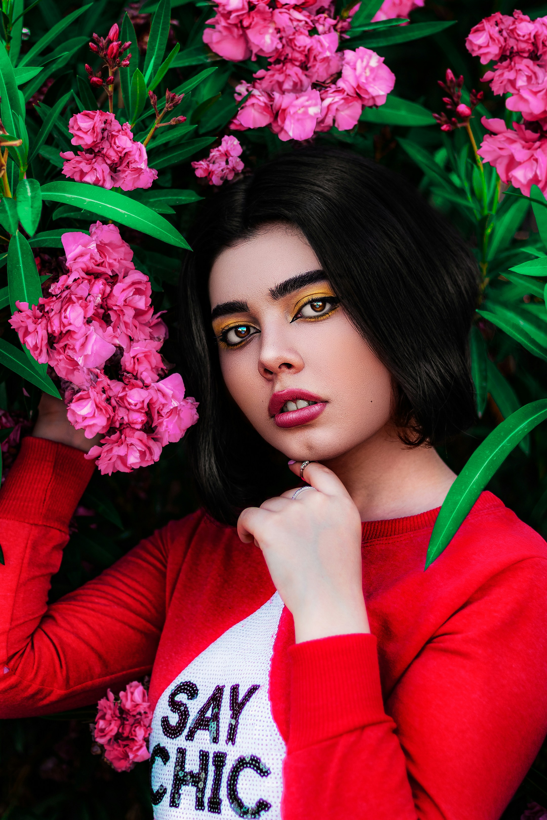 wanita dengan kemeja lengan panjang merah