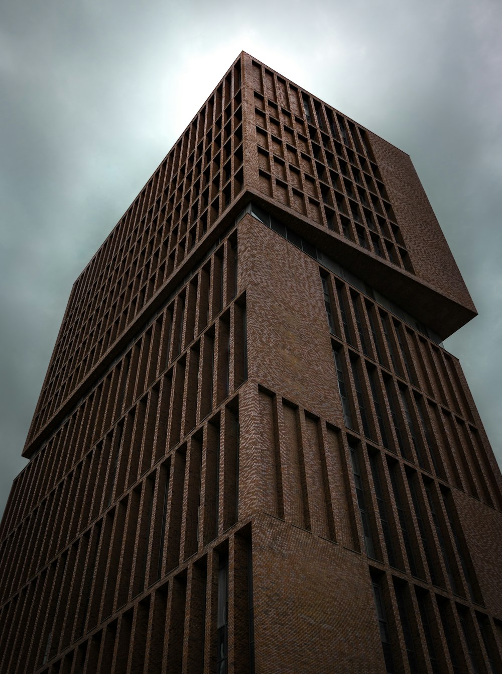 edifício de concreto marrom sob o céu azul durante o dia