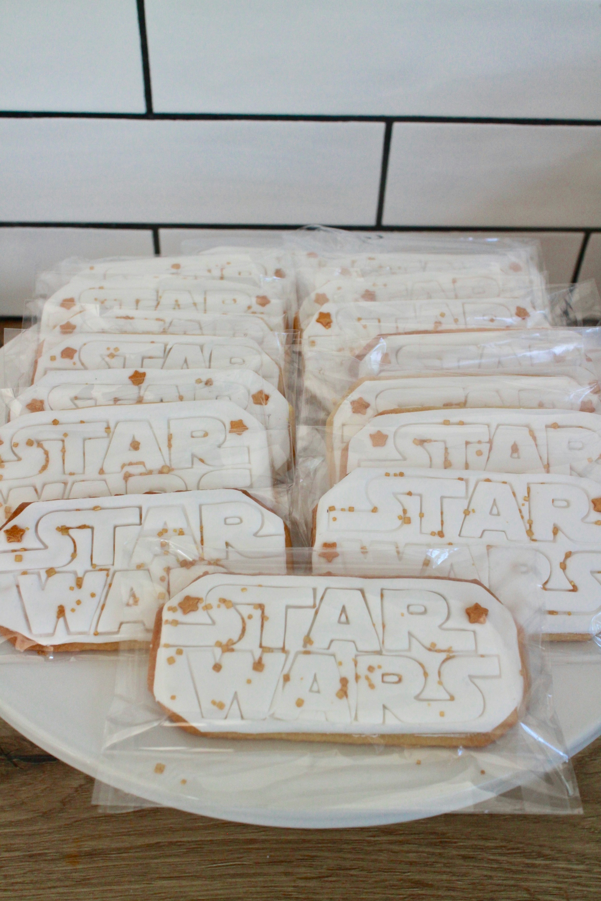 Galletas rectangulares con glaseado blanco con las letras STAR WARS