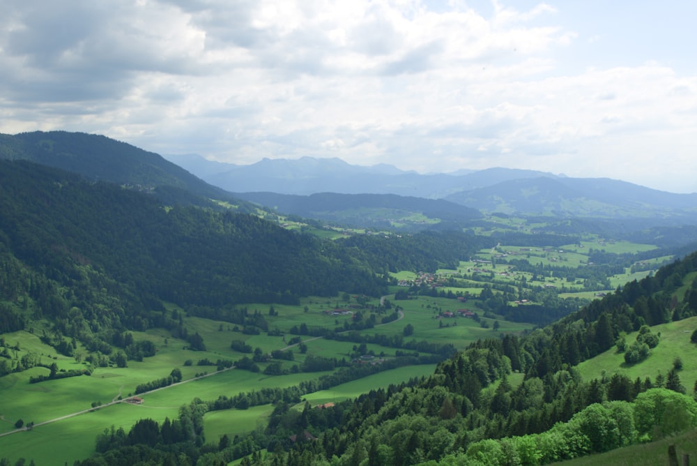 montanhas verdes sob nuvens brancas durante o dia