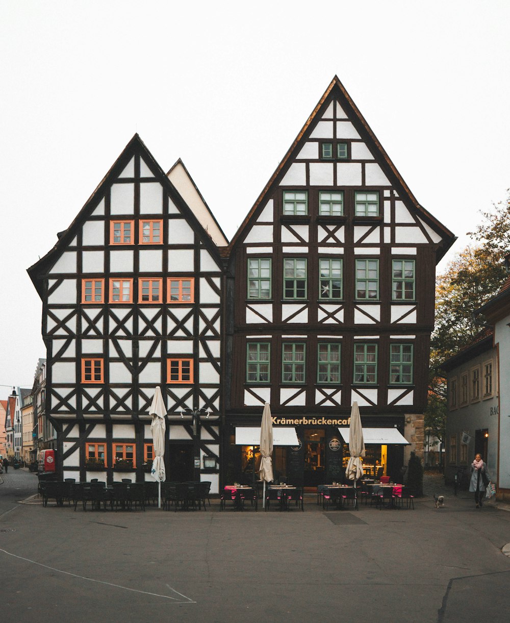 edificio in cemento nero e marrone