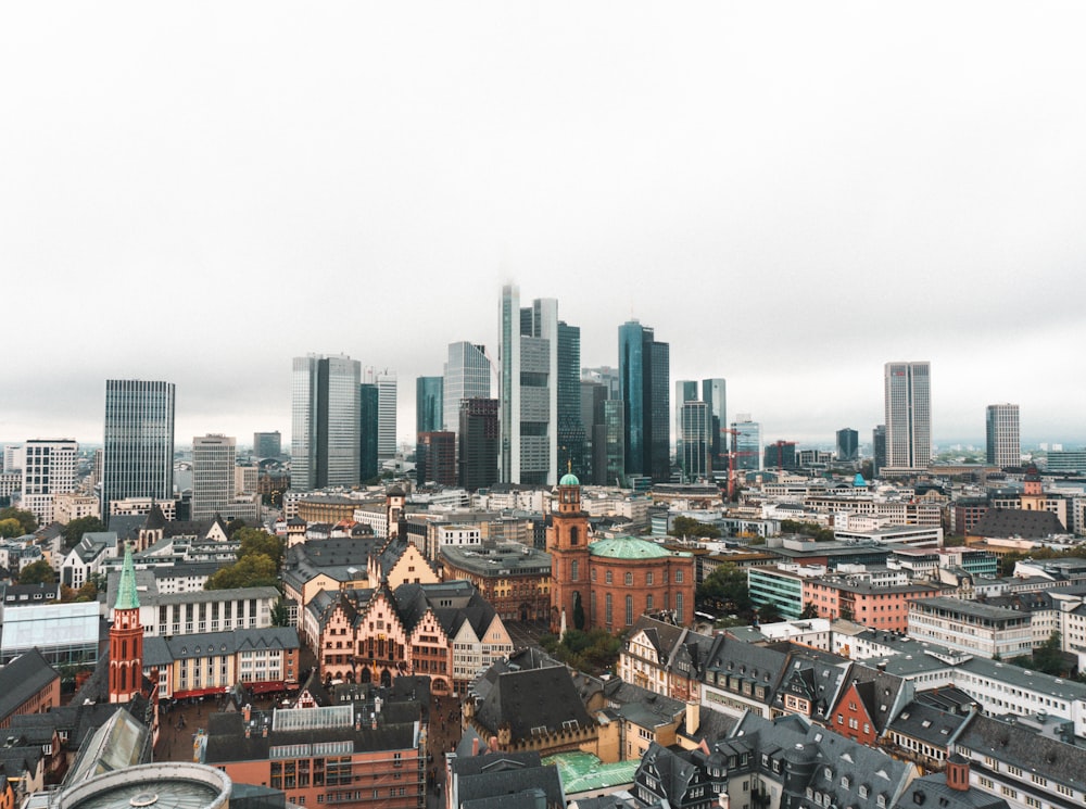 Vue aérienne des bâtiments de la ville pendant la journée