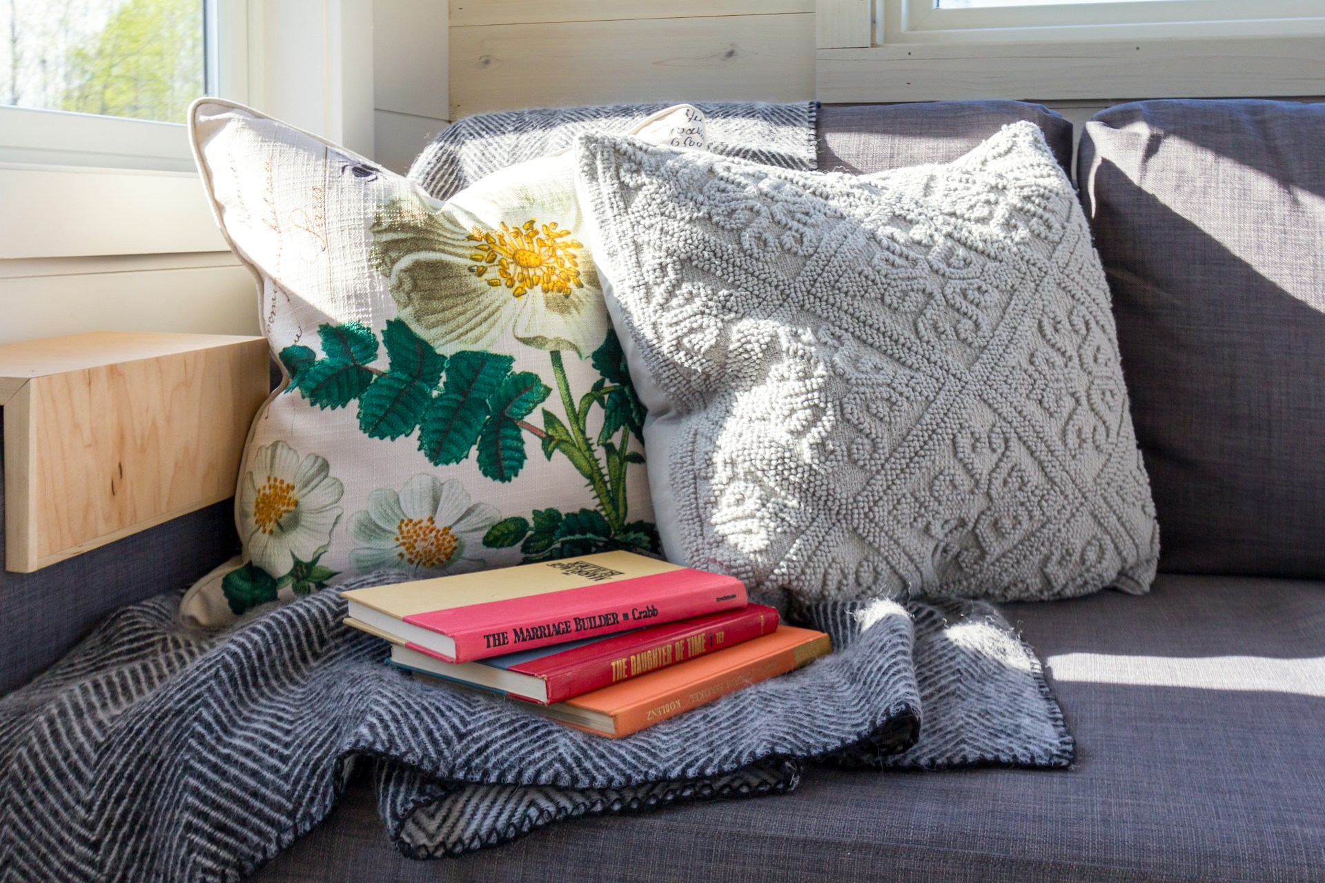 black and white bed linen