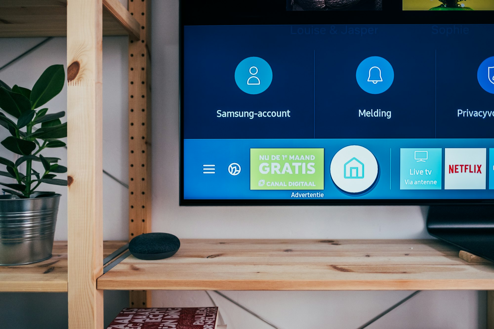 Television on book shelf in living room, next to a Google Home speaker. Picture taken by Jonas Leupe (www.brandstof.cc/jonas) for Tandem Tech (www.tandemtech.be)