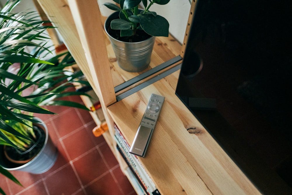 Télécommande argentée sur table en bois marron