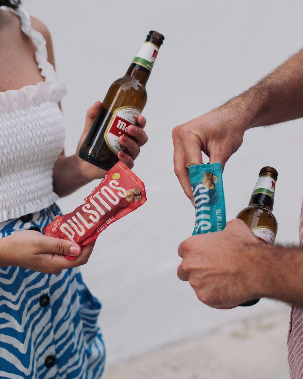 2 Personen mit einer Flasche Bier