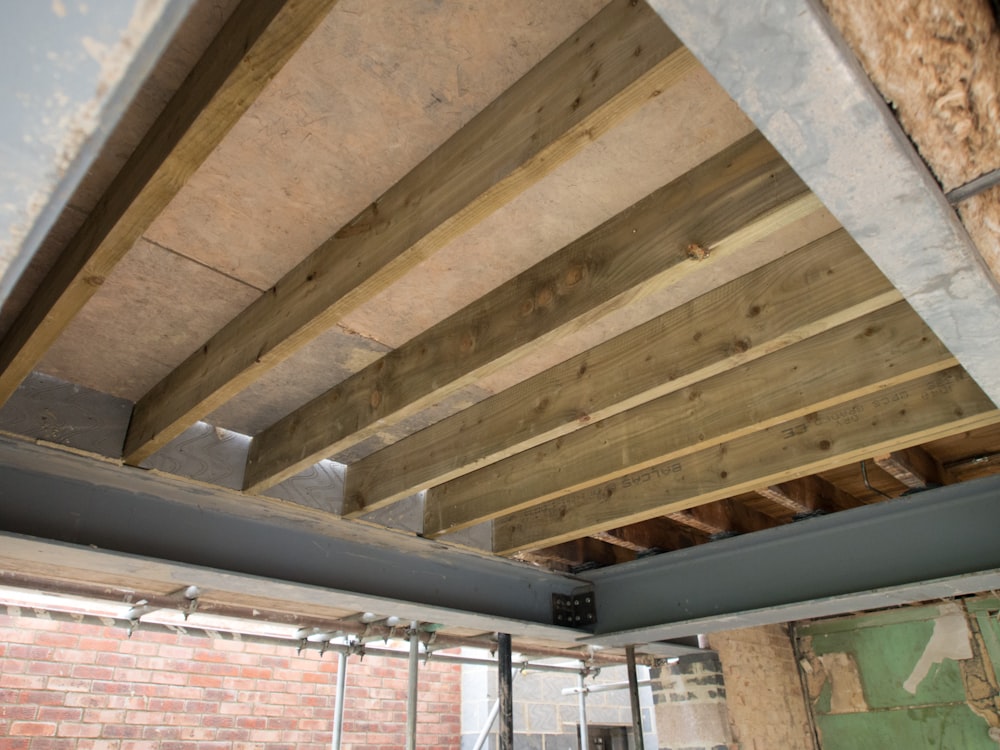 plafond en bois brun avec plafond blanc