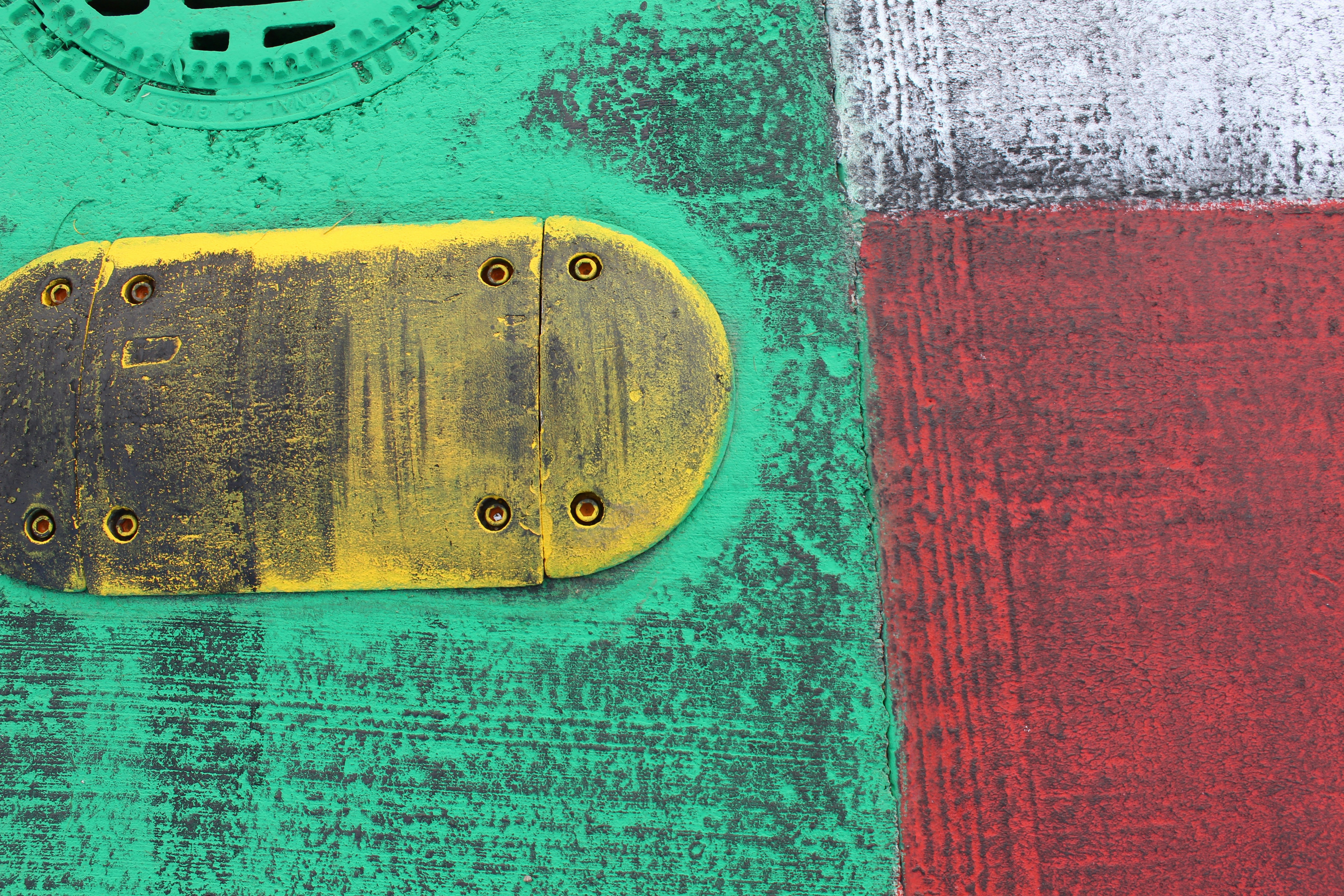 braune Holztür mit grünem und weißem Textil