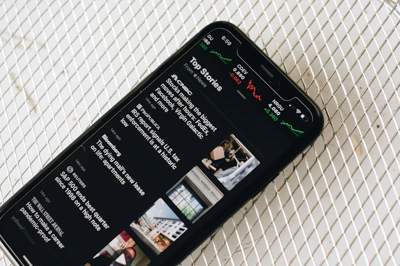 リビングの大型テレビに映る動画配信サービスのロゴイメージ
