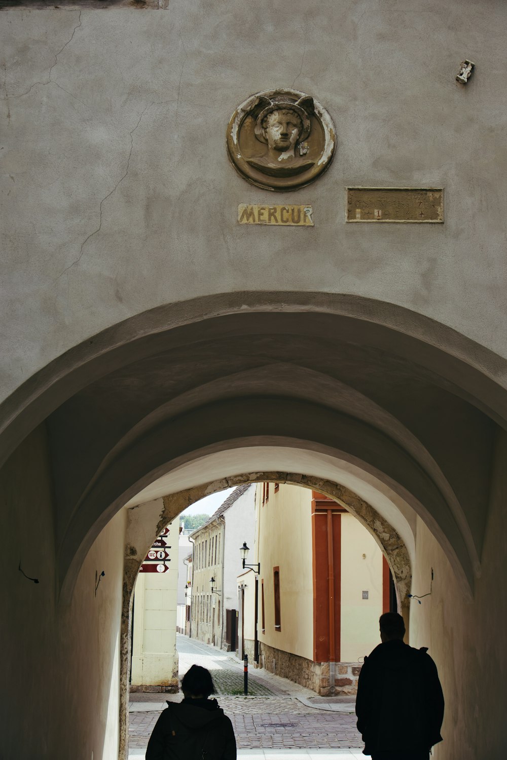 porta in legno bianco e marrone