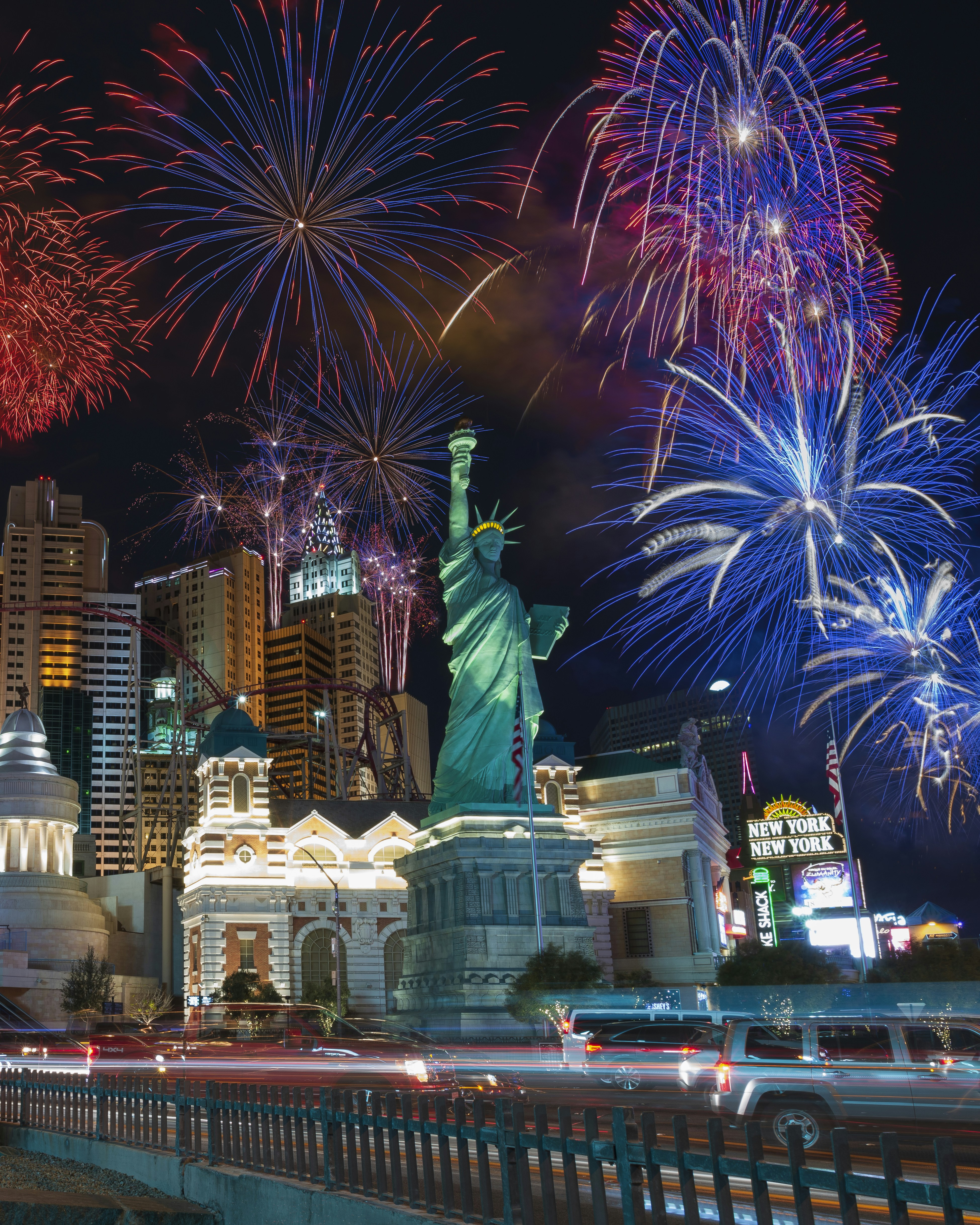 fogos de artifício verdes e vermelhos sobre os edifícios da cidade durante a noite