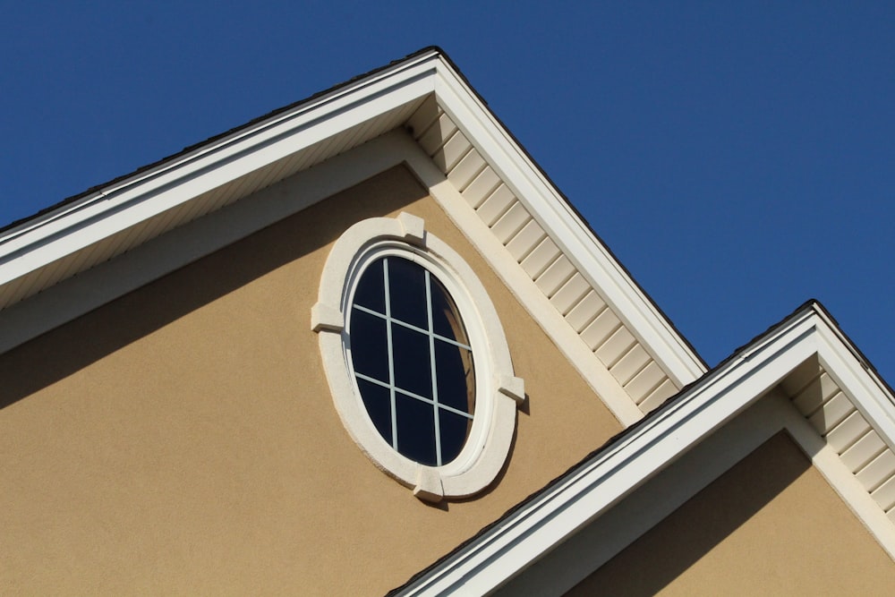 Bâtiment en béton brun avec fenêtre blanche