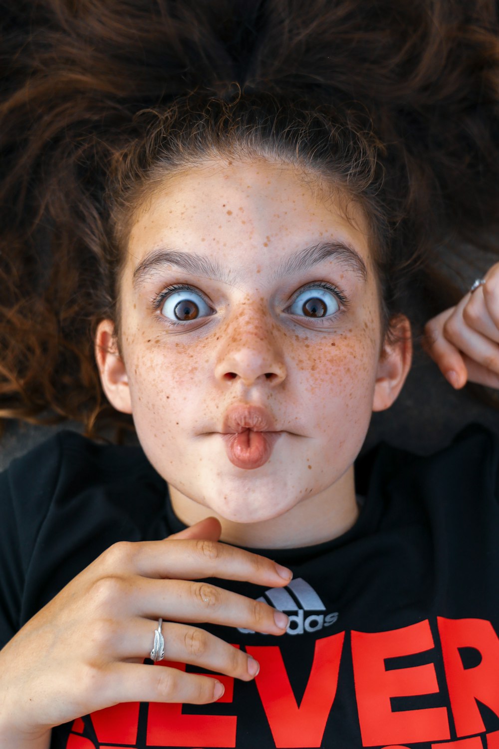 garçon en sweat à capuche noir et rouge