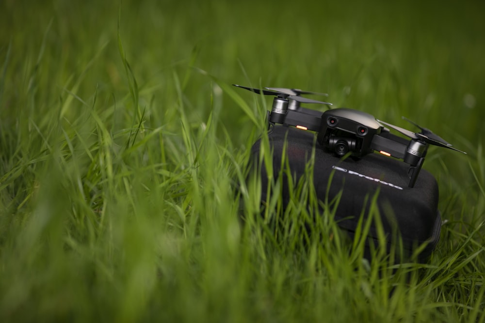 Schwarze DSLR-Kamera auf grünem Gras