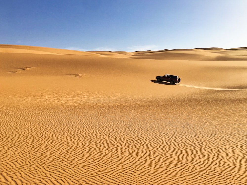Schwarzes Auto tagsüber in der Wüste