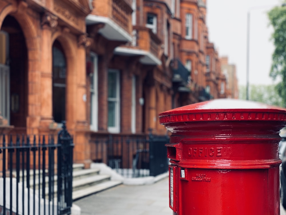 boîte aux lettres rouge dans la rue pendant la journée