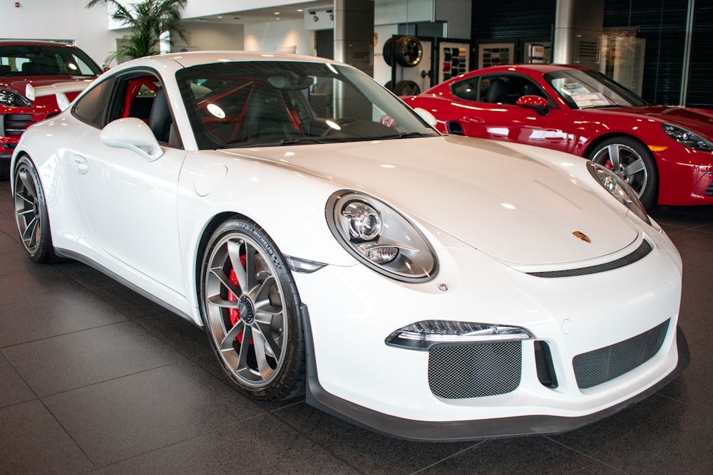 Porsche 911 blanche garée dans le garage
