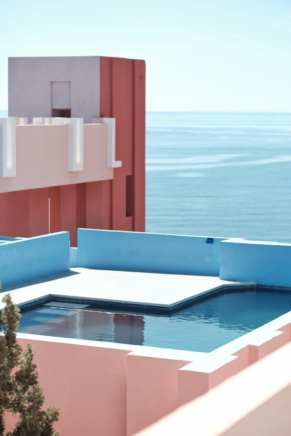 piscina bianca e blu