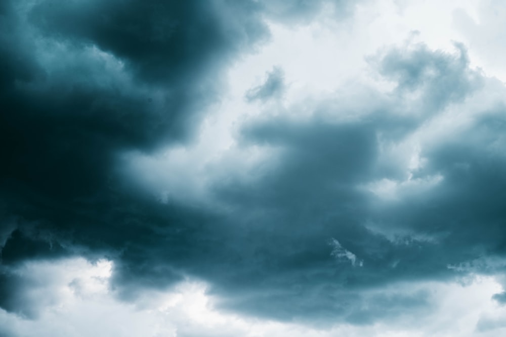 Nuages blancs et ciel bleu pendant la journée