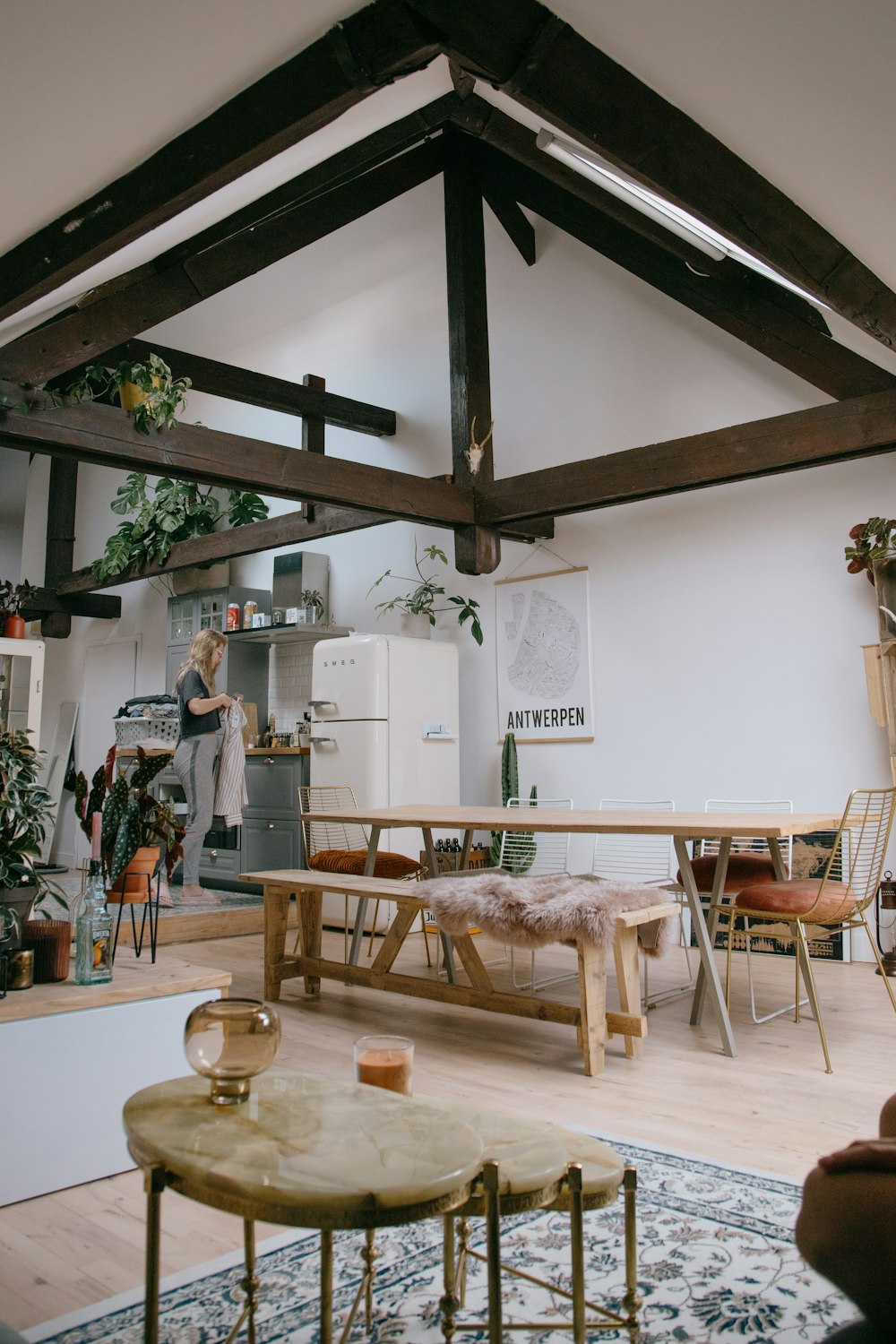 personnes debout près d’une table et de chaises en bois brun