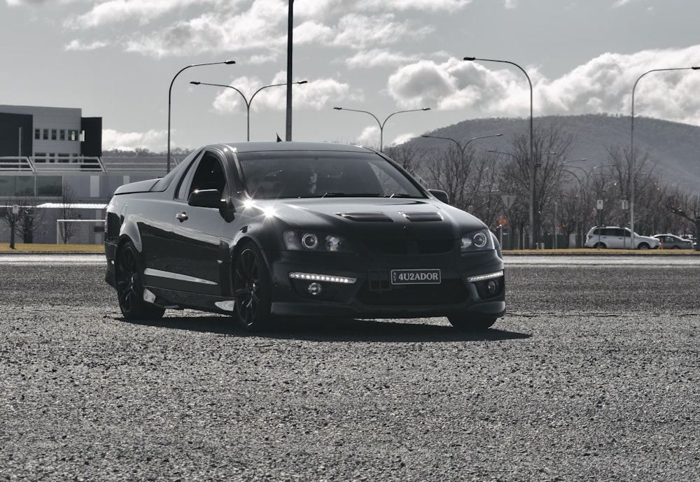 BMW M 3 negro en carretera