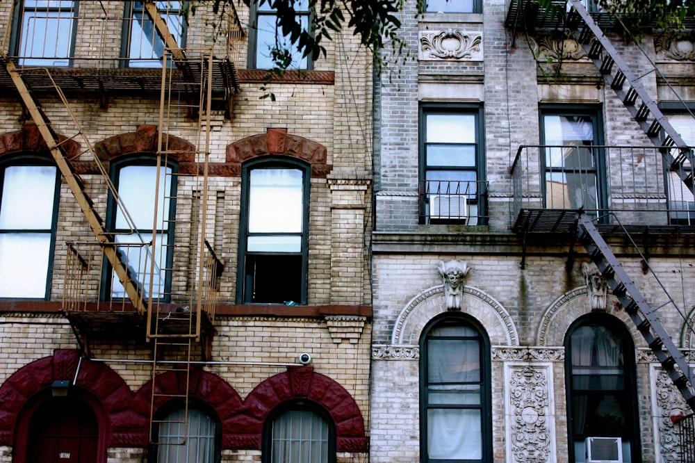 Edificio de hormigón marrón con puertas de madera roja