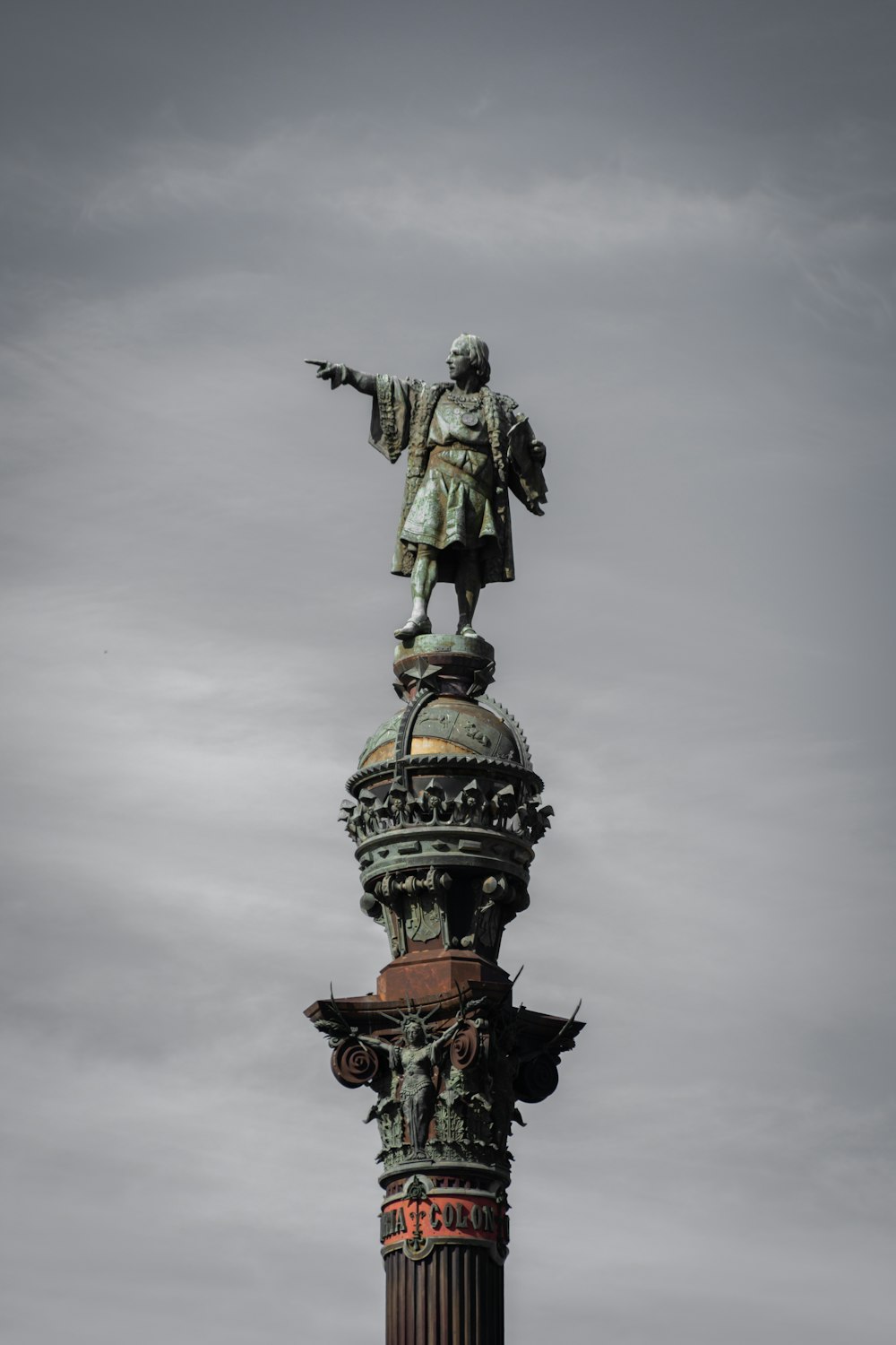 estátua do homem que monta o cavalo sob o céu nublado durante o dia