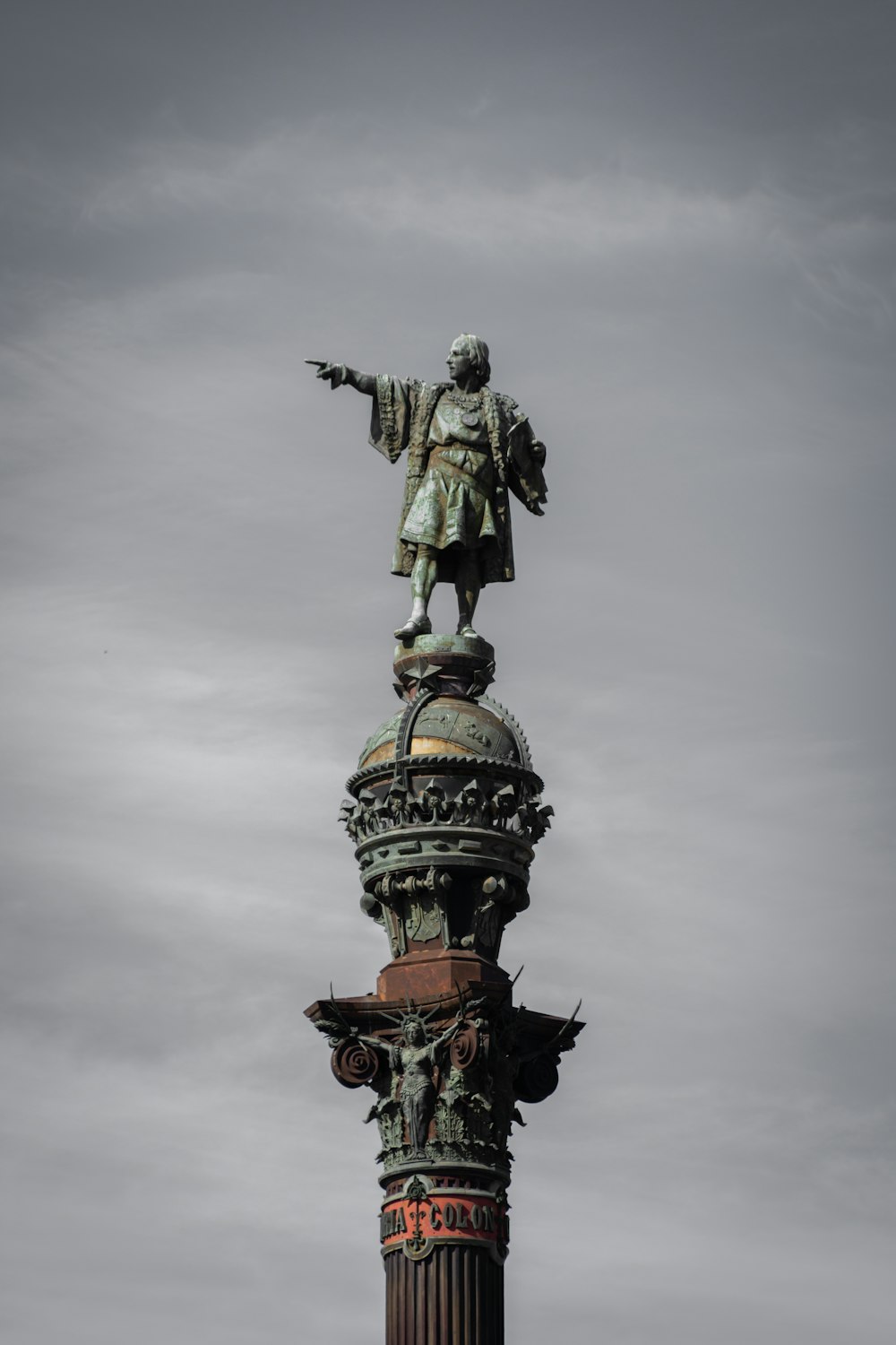 Estatua de hombre montando a caballo bajo el cielo nublado durante el día