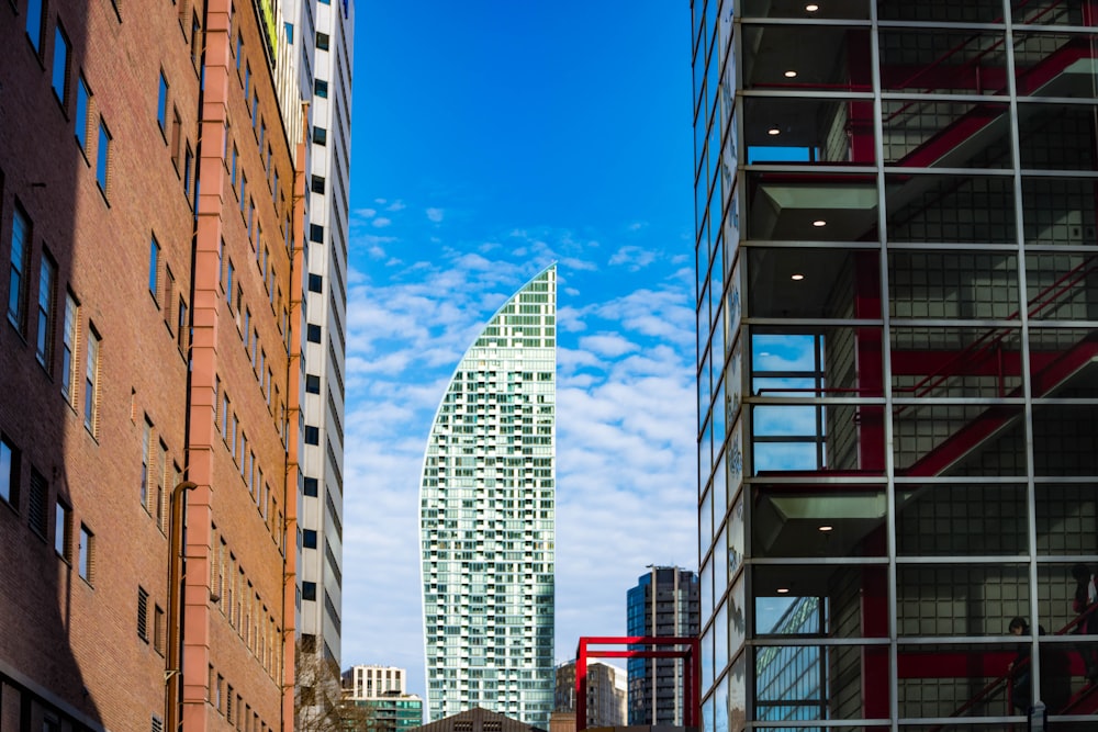 Edificios de gran altura bajo el cielo azul durante el día