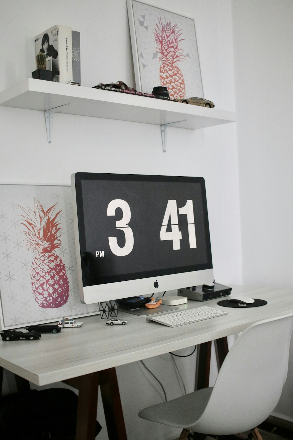 iMac argento su scrivania in legno marrone