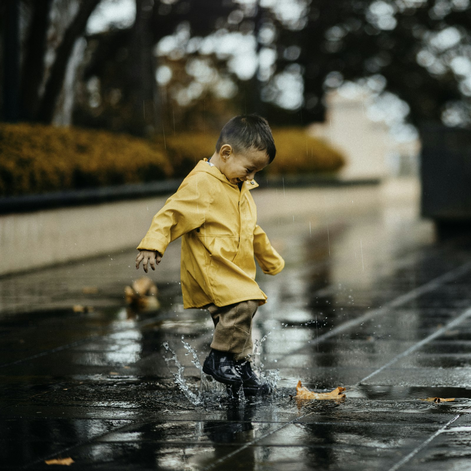 Nikon D850 + Nikon AF-S Nikkor 85mm F1.4G sample photo. Child in yellow hoodie photography