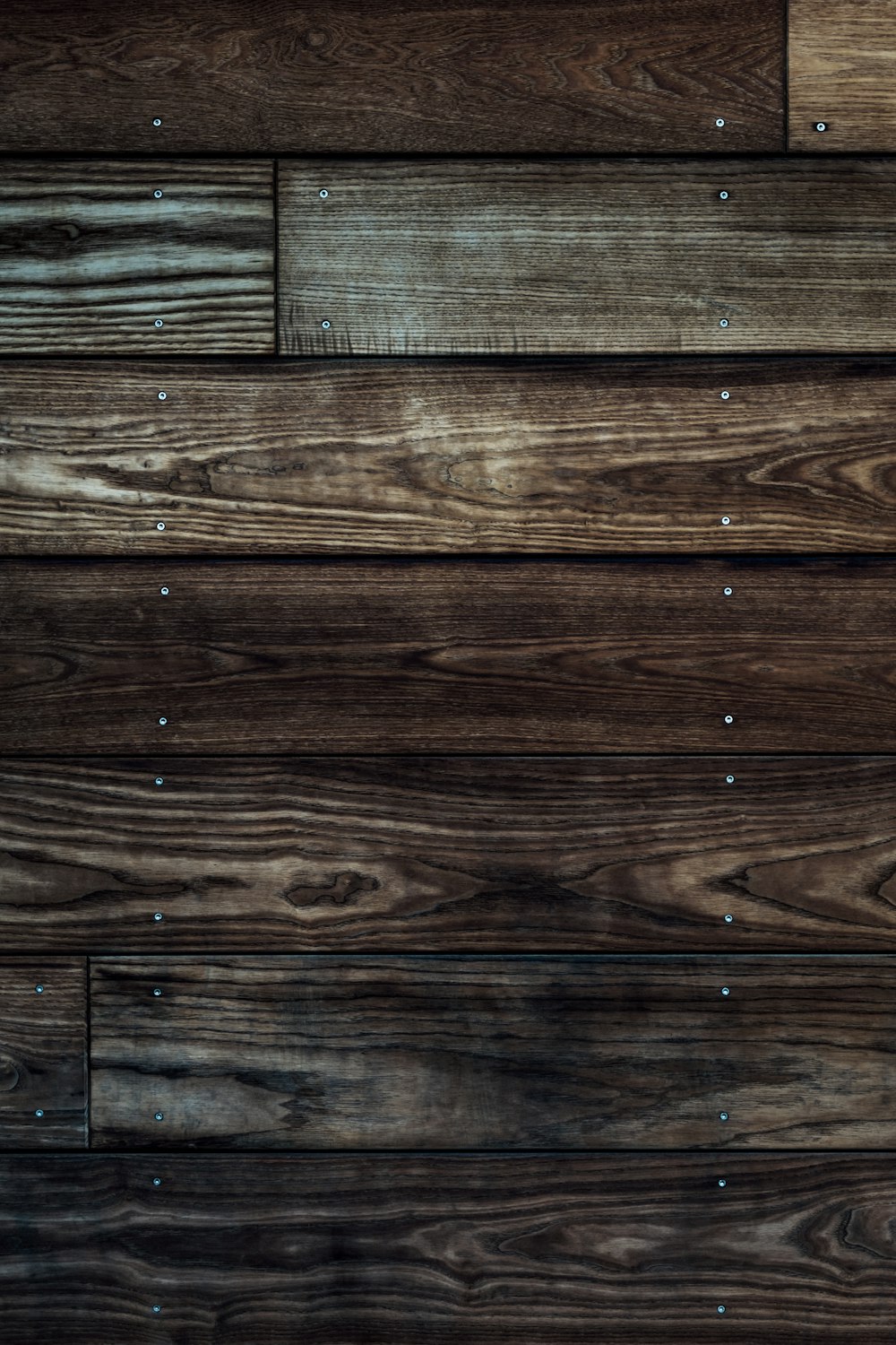 piso de madeira marrom com tecido branco