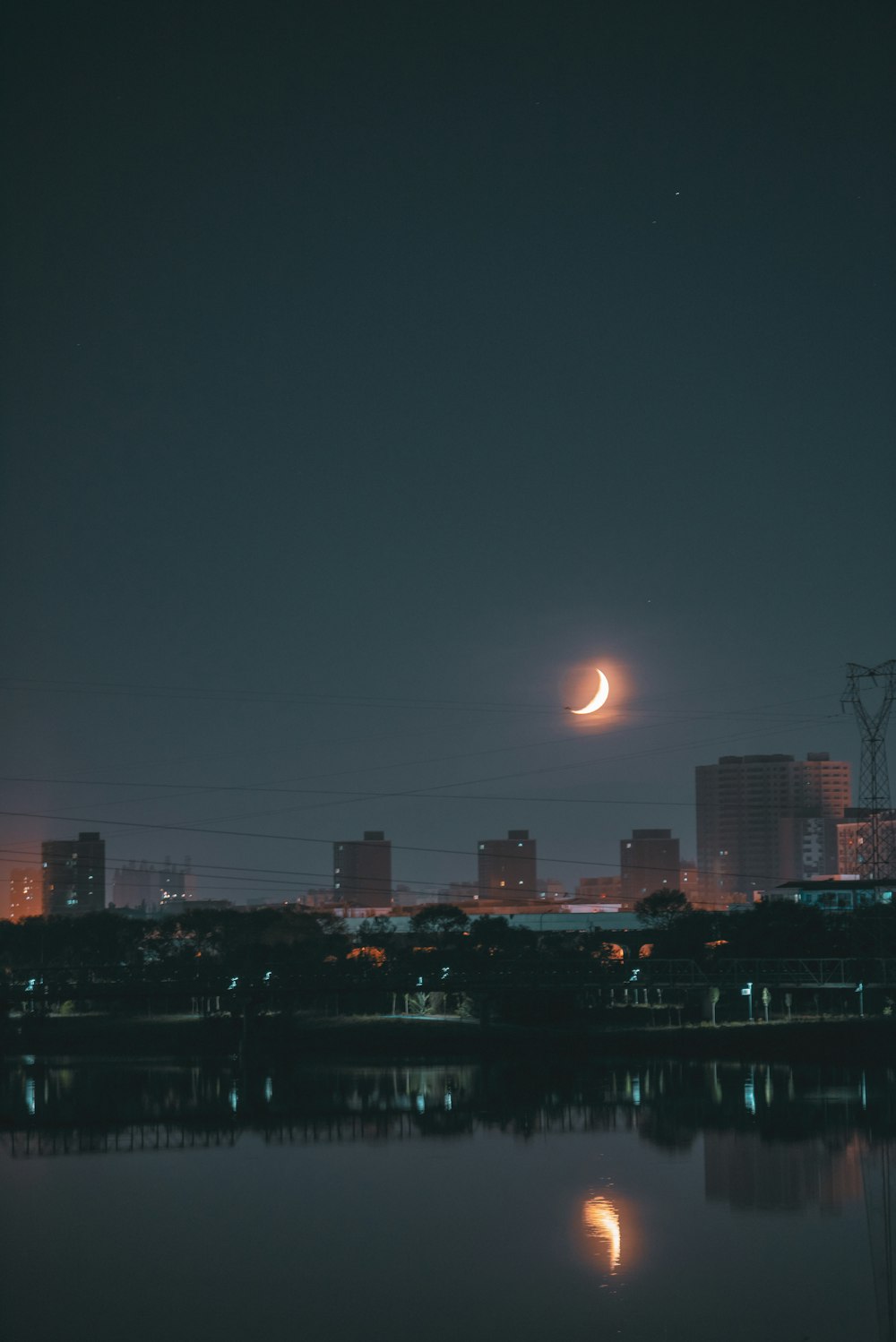 Skyline der Stadt bei Nacht