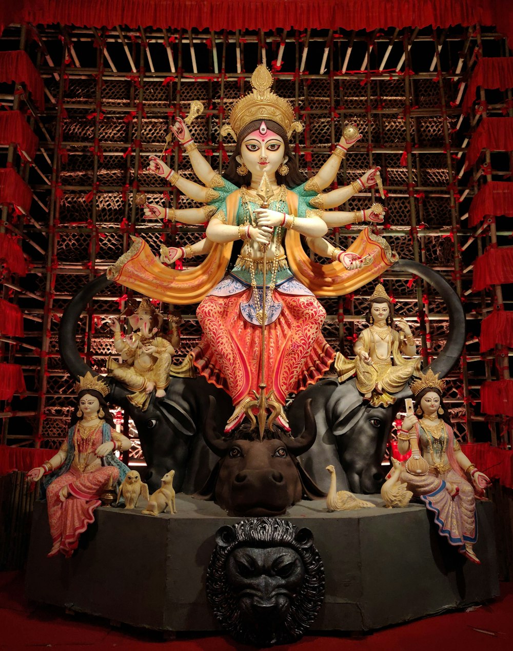 Estátua da divindade hindu na mesa de madeira marrom