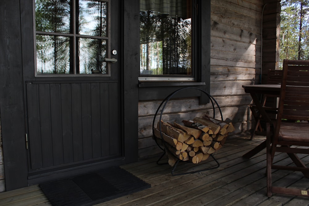 Porte vitrée avec cadre en bois noir