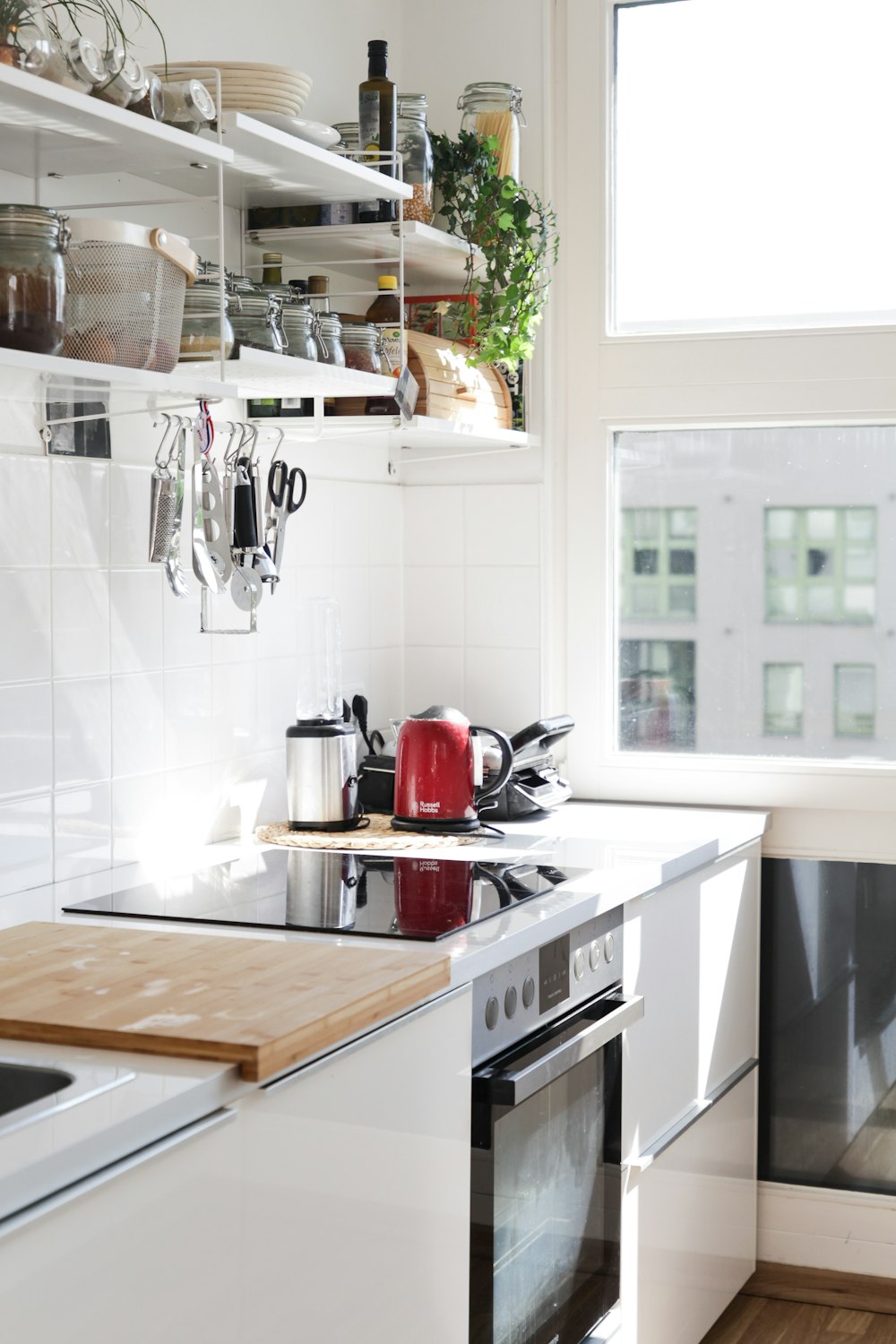 mueble de cocina de madera blanca con fregadero