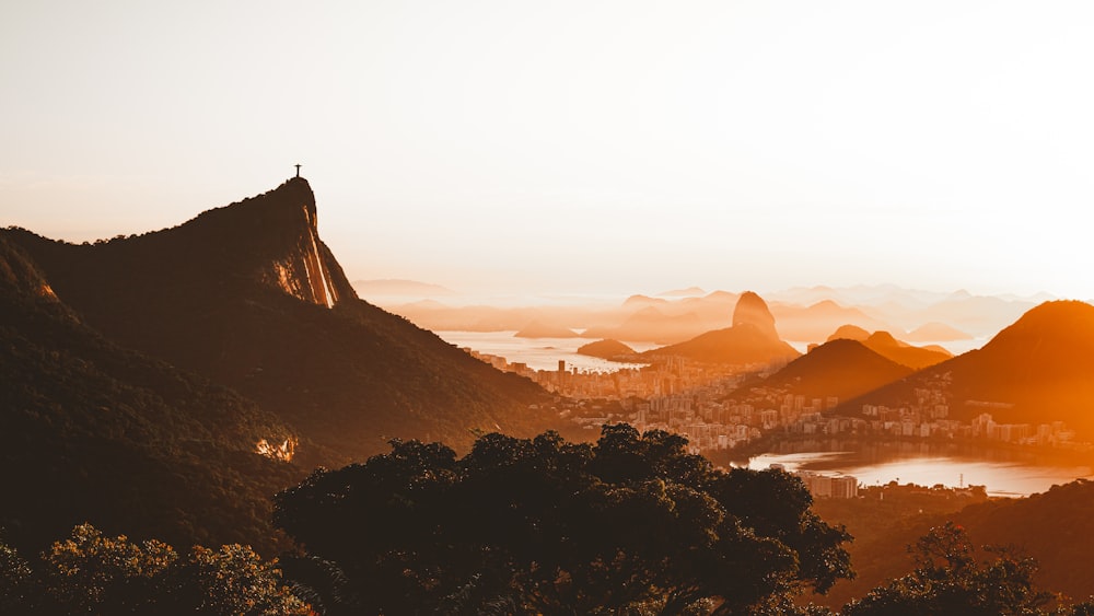 silhueta da montanha durante o pôr do sol