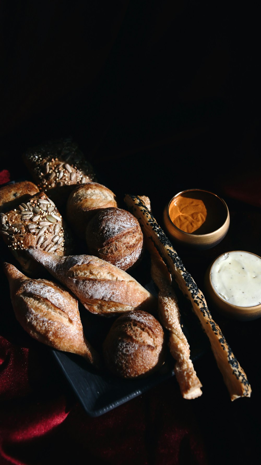 茶色のパンと白いセラミックボウル