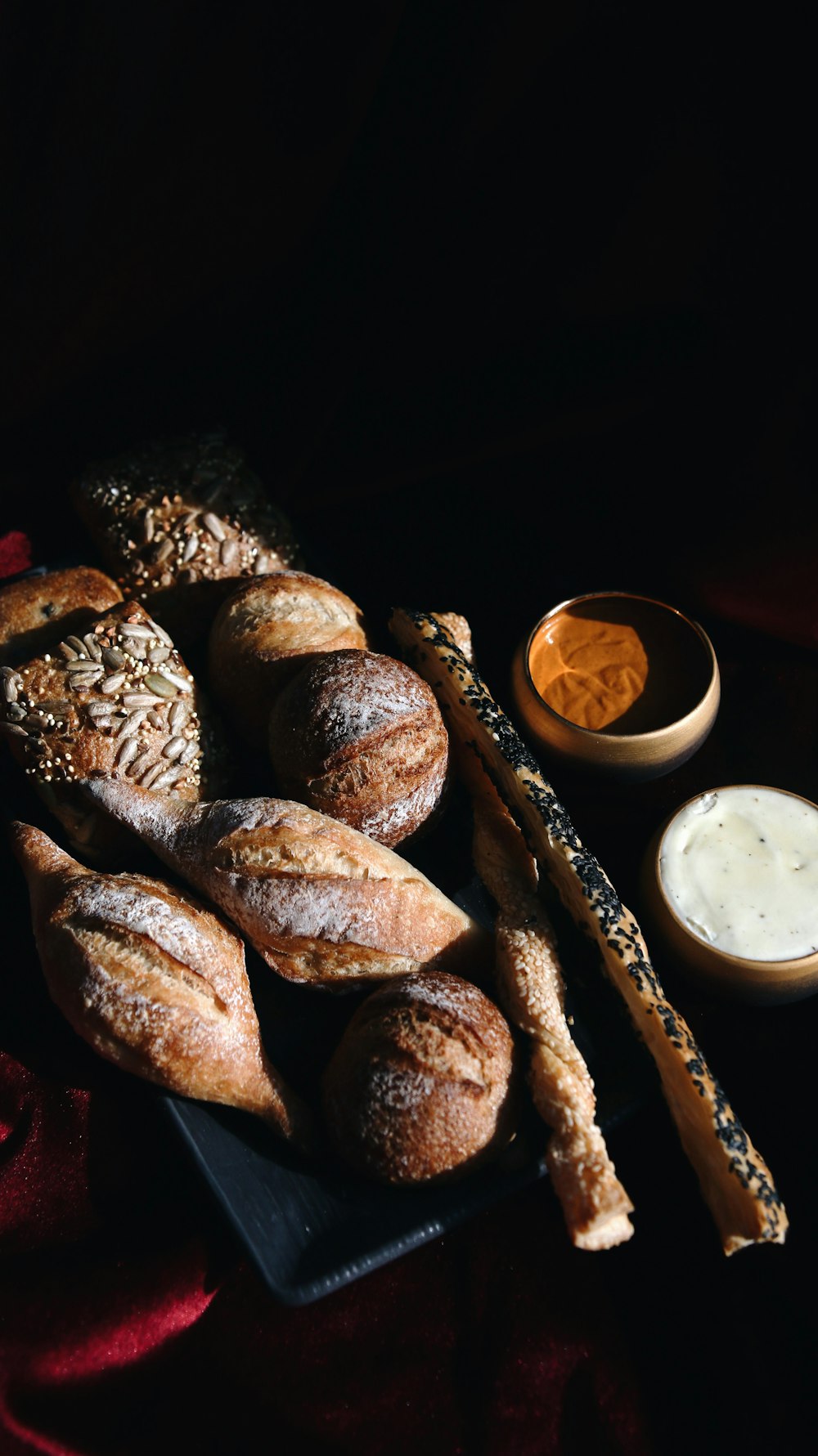 ciotola in ceramica bianca con pane integrale