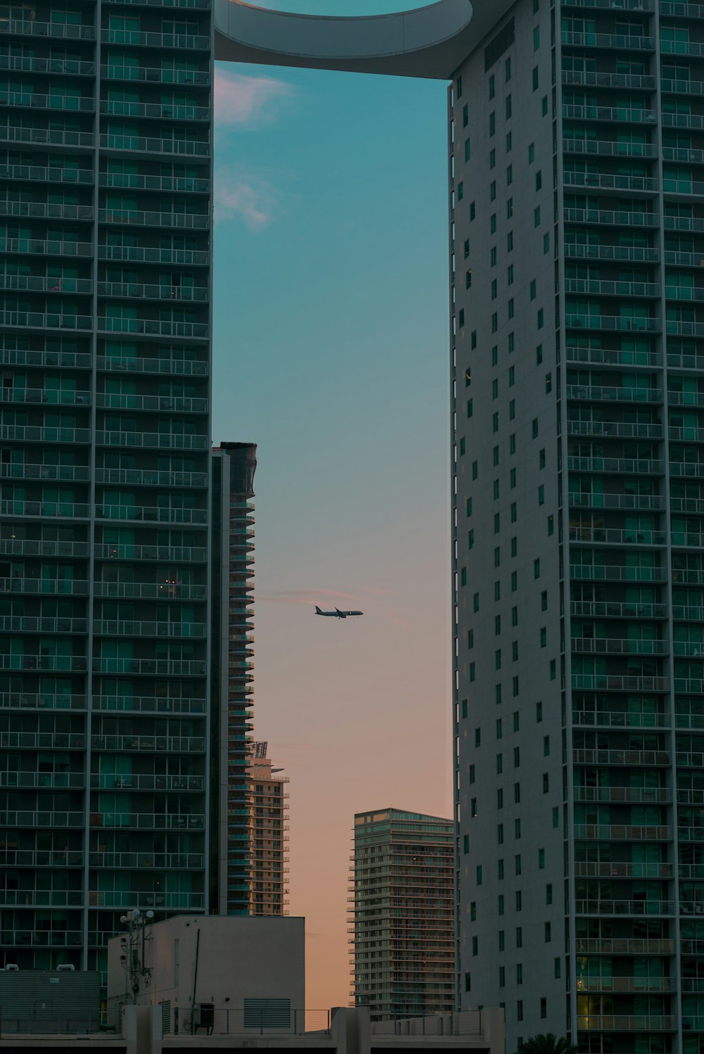 Flugzeug fliegt tagsüber über die Stadt