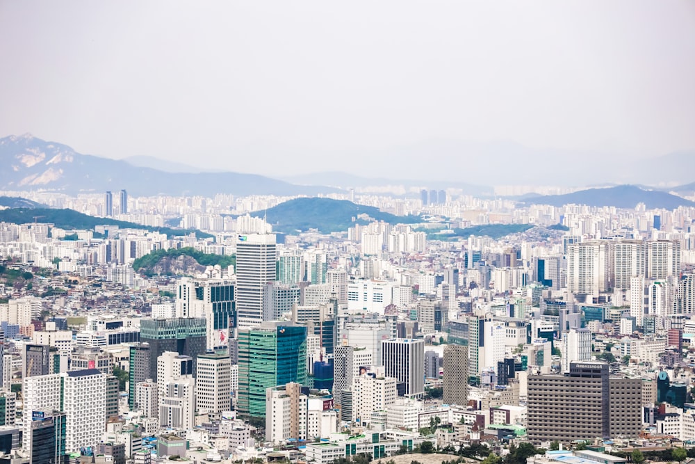 vista aérea dos edifícios da cidade durante o dia